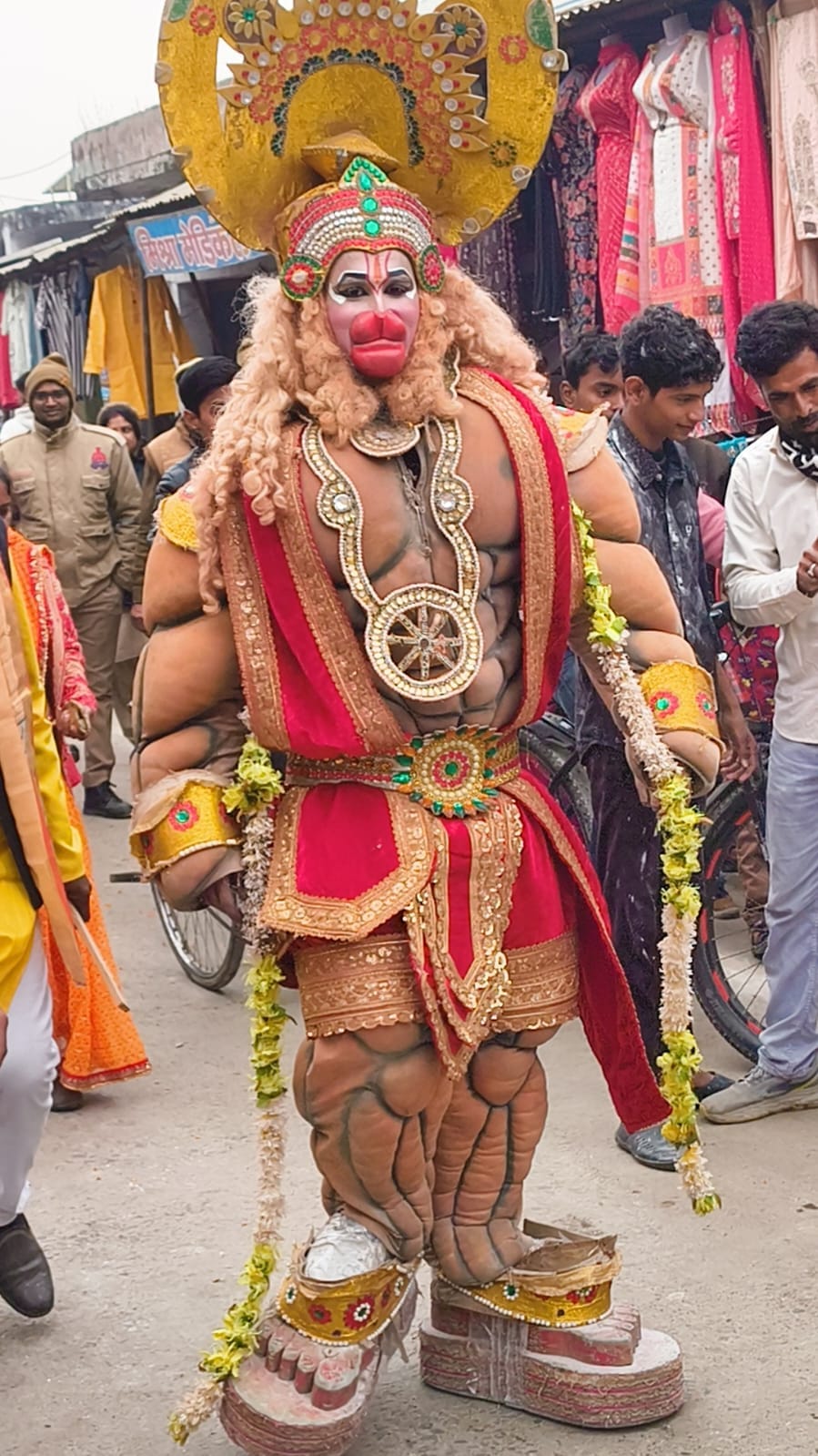 फोटो-1-शोभायात्रा में उमड़ी महिलाओं की भीड़।संवाद