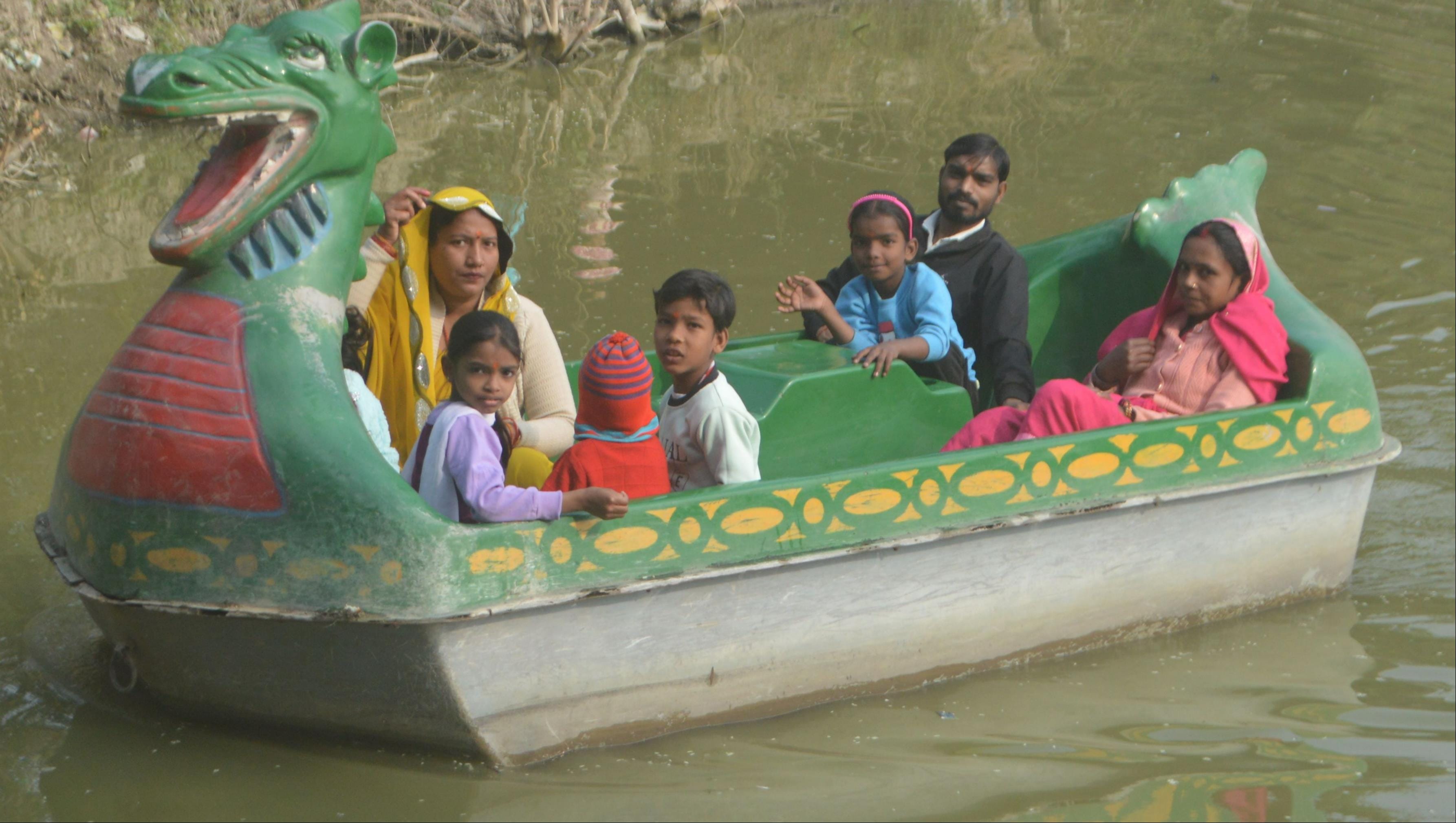 फोटो-11- गुनगुनी धूप में पार्क में बच्चों के साथ घूमतीं महिलाएं। संवाद 