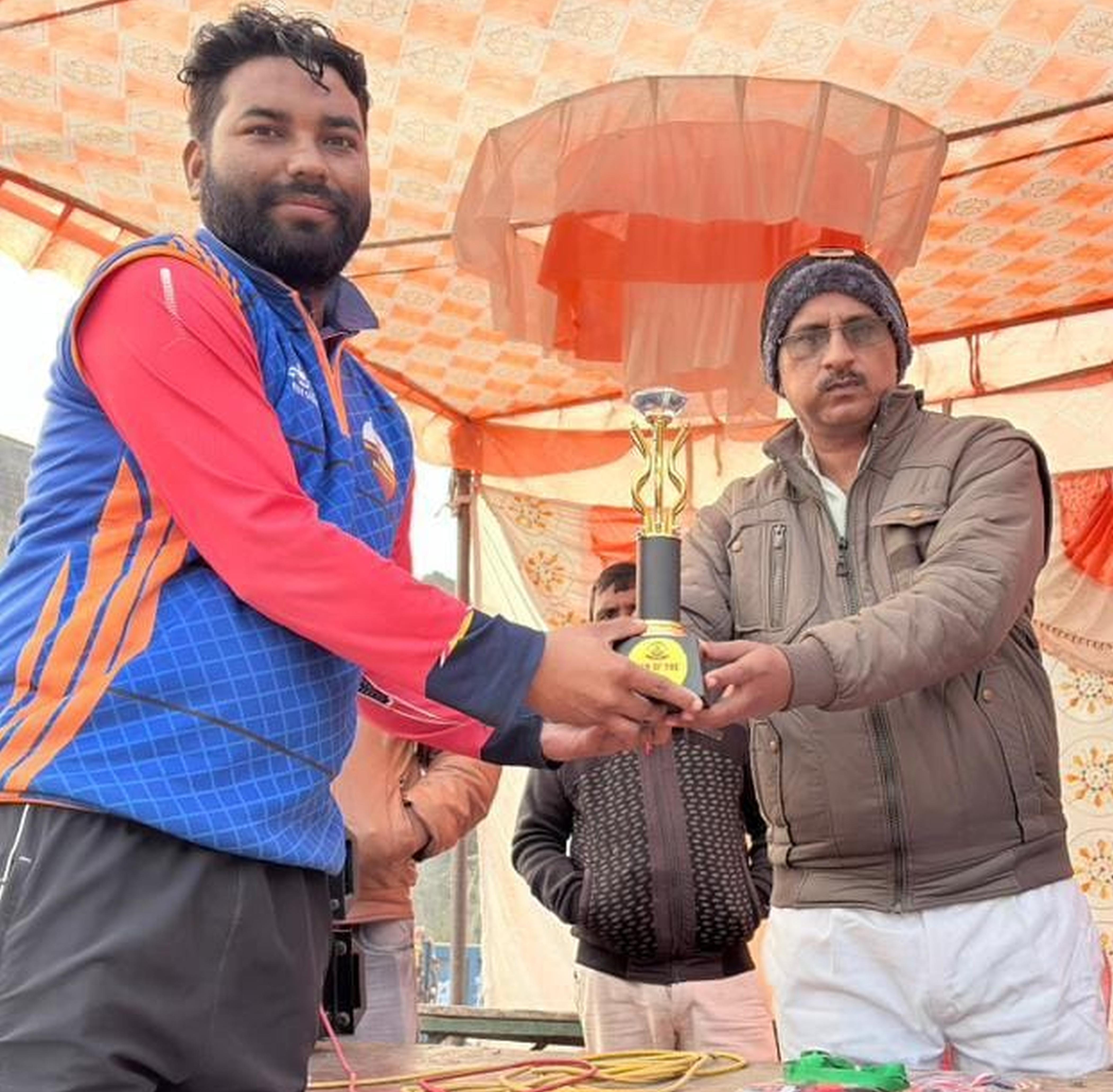 फोटो-15-चौडगरा में मैन आफ दा मैच का पुरस्कार देते आयोजक। संवाद फोटो-15-चौडगरा में मैन आफ दा मैच का पुरस्कार देते आयोजक। संवाद
