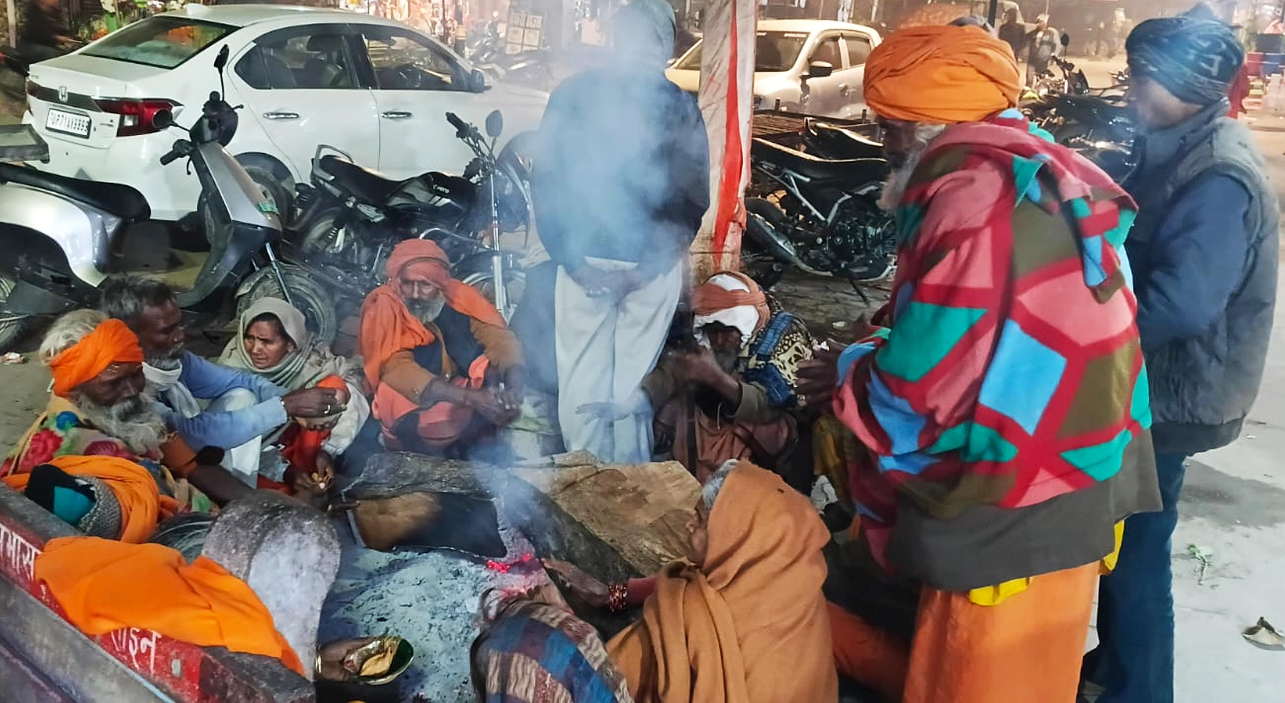 फोटो-28-शहर के तांबेश्वर मंदिर में अलाव तापते साधू संत। संवाद फोटो-28-शहर के तांबेश्वर मंदिर में अलाव तापते साधू संत। संवाद