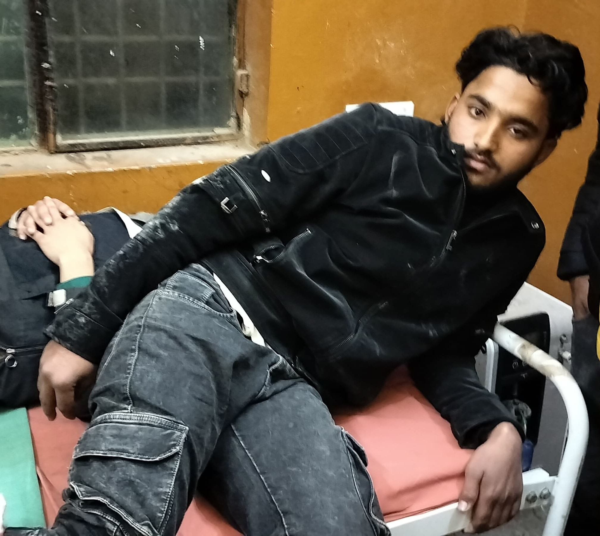 फोटो-46- मुठभेड़ में घायल हत्यारोपी एहसान को मियागंज सीएचसी लेकर पहुंची पुलिस। संवाद