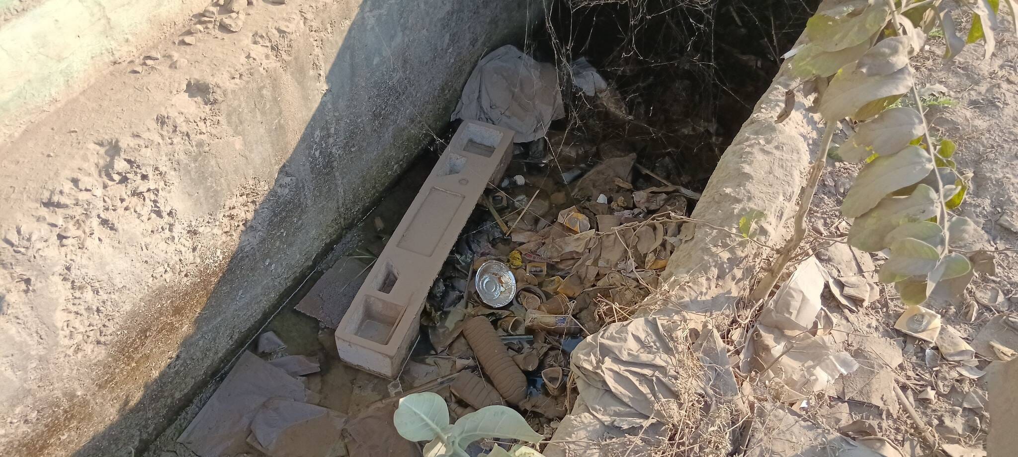फोटो संख्या:59- पंचमुखी हनुमान मंदिर के नजदीक गंदगी से अटा नाला--संवाद