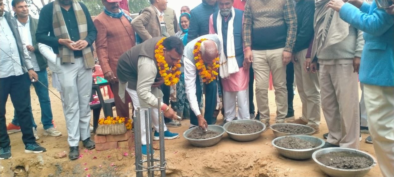 फोटो संख्या:76- ऑटो मार्केट के पीछे नगर पालिका के नए भवन निर्माण कार्य का नारियल फोड़कर शुभारंभ