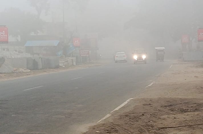 हाड कंपाने वाली सर्दी में अलाव जलाकर सर्दी से बचने का प्रयास करते हुए। (मवाना) हाड कंपाने वाली सर्दी में अलाव जलाकर सर्दी से बचने का प्रयास करते हुए। (मवाना)
