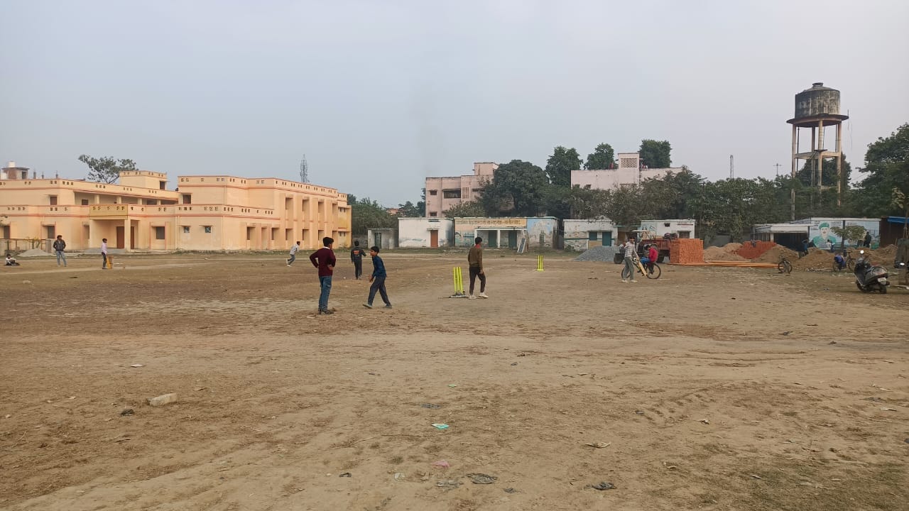 हल्की धूप निकलने पर सड़क पर दिखी चहल पहल-संवाद हल्की धूप निकलने पर सड़क पर दिखी चहल पहल-संवाद