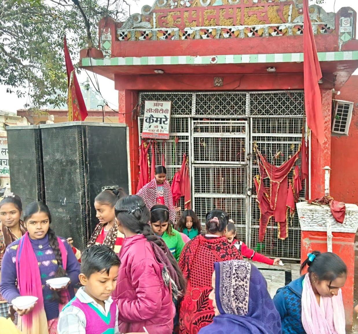 हनुमान मंदिर में नव वर्ष पर खीर वितरण किया गया। संवाद