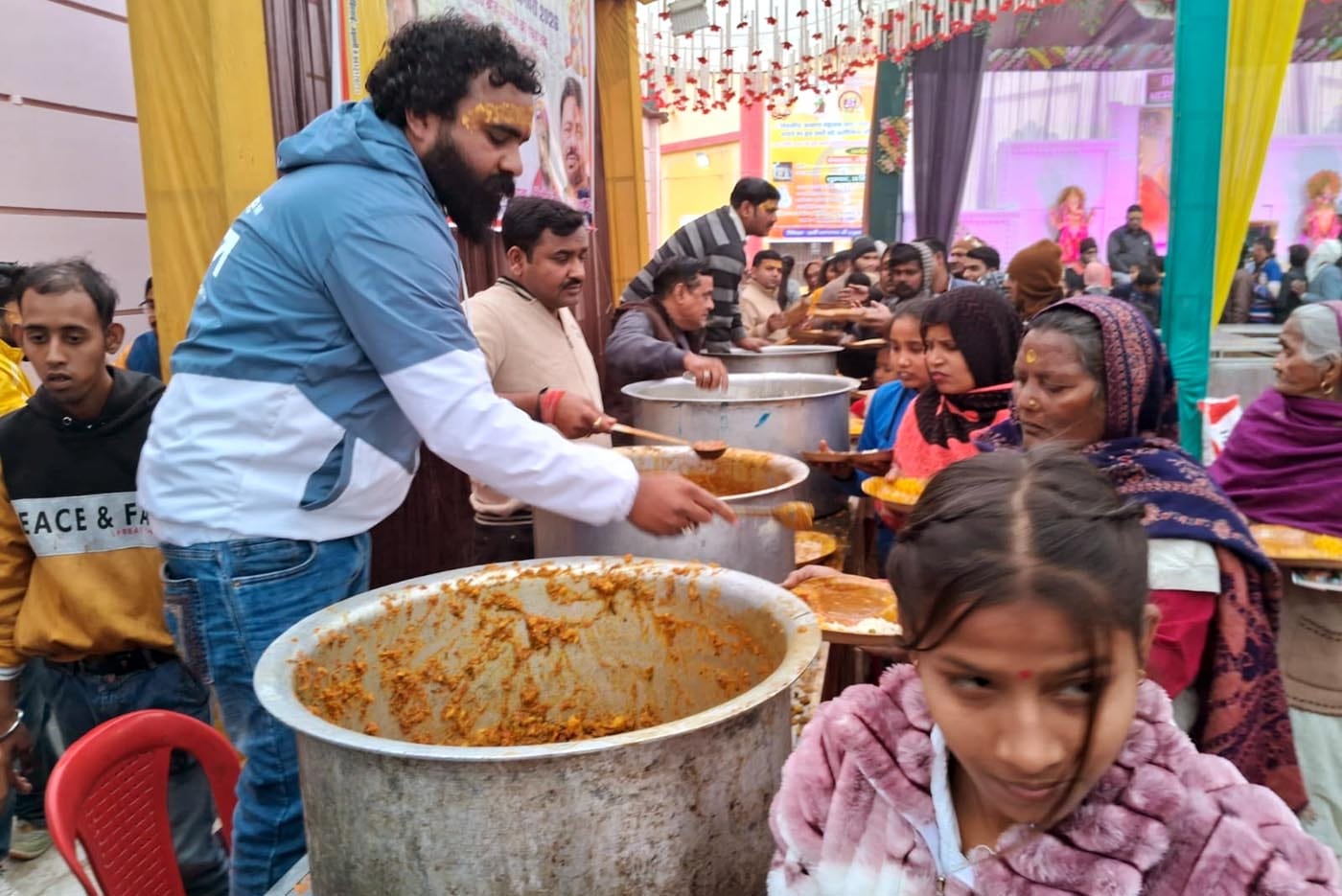 हनुमान मंदिर में नव वर्ष पर खीर वितरण किया गया। संवाद