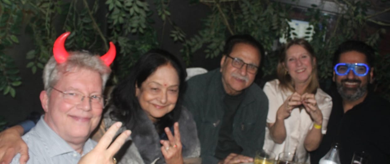 होटल सम्राट होटल में नववर्ष के मौके पर डांस करते लोग