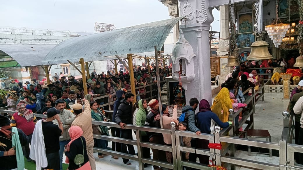 ज्वालामुखी मंदिर में दर्शन करते श्रद्धालु । संवाद