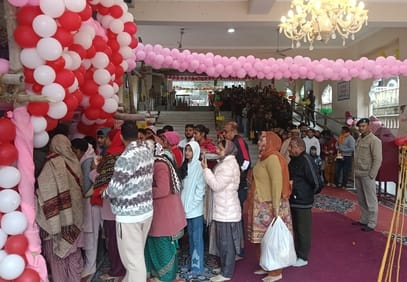 ज्वालामुखी मंदिर में दर्शन करते श्रद्धालु । संवाद