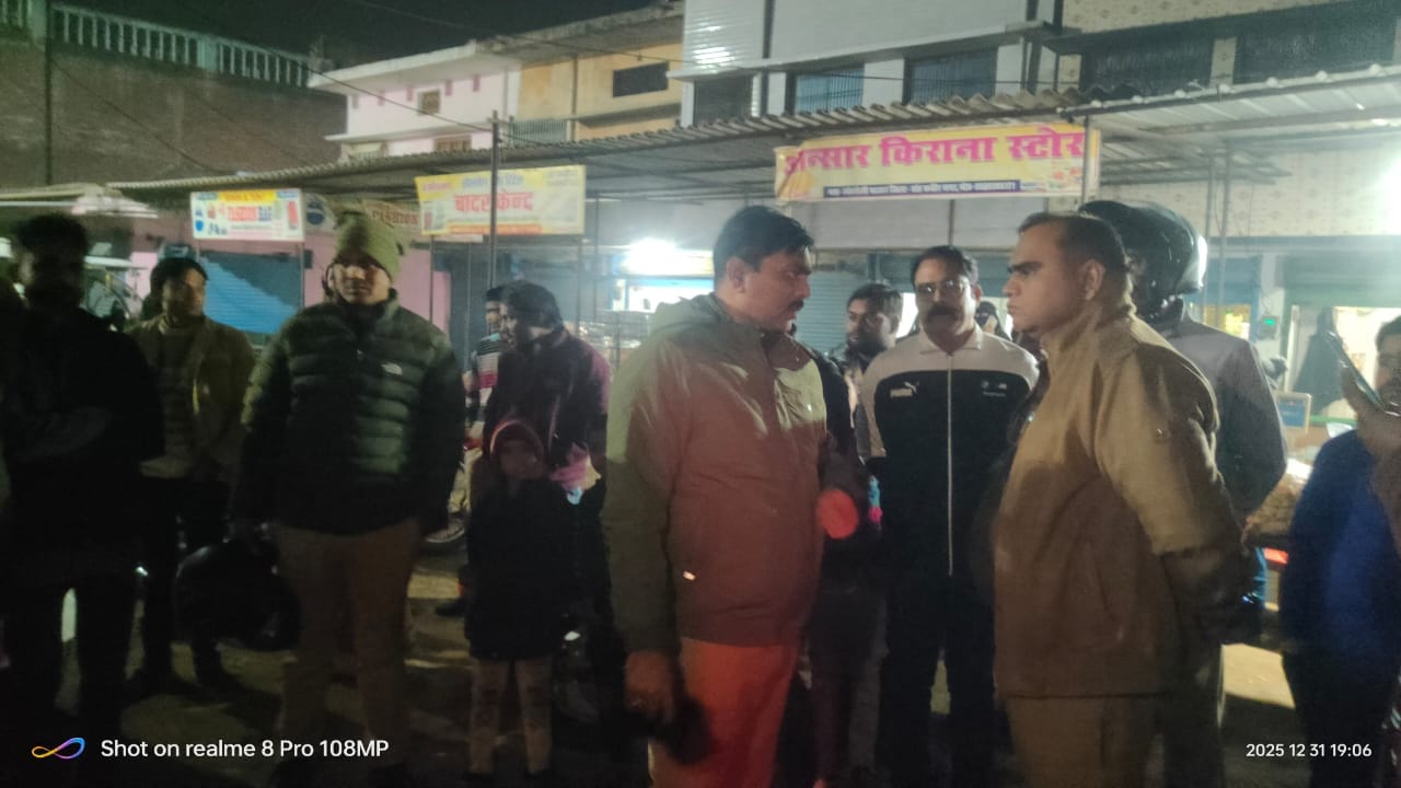 लोहरौली बाजार में लूट के बाद तमंचा लेकर भागता युवक