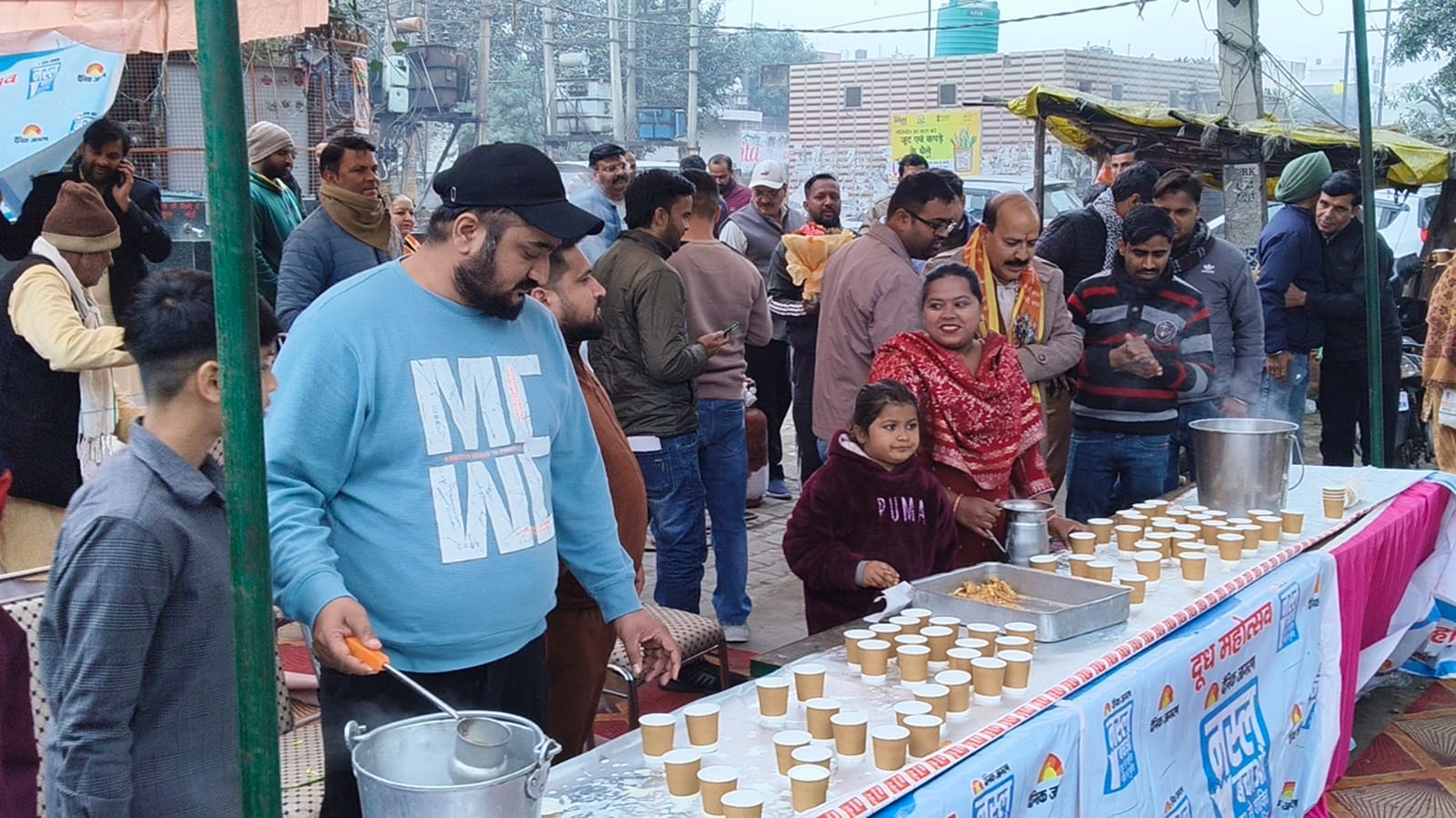 मुंडा माजरा में चाय का प्रसाद वितरित करते श्रद्धालु। संवाद