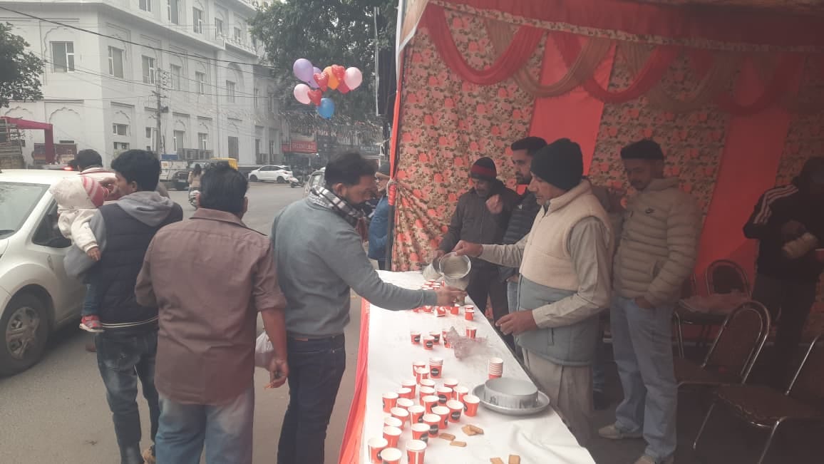मुंडा माजरा में चाय का प्रसाद वितरित करते श्रद्धालु। संवाद