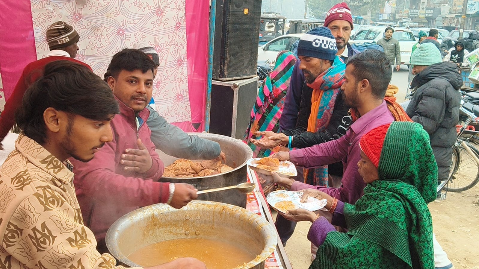 मुंडा माजरा में चाय का प्रसाद वितरित करते श्रद्धालु। संवाद