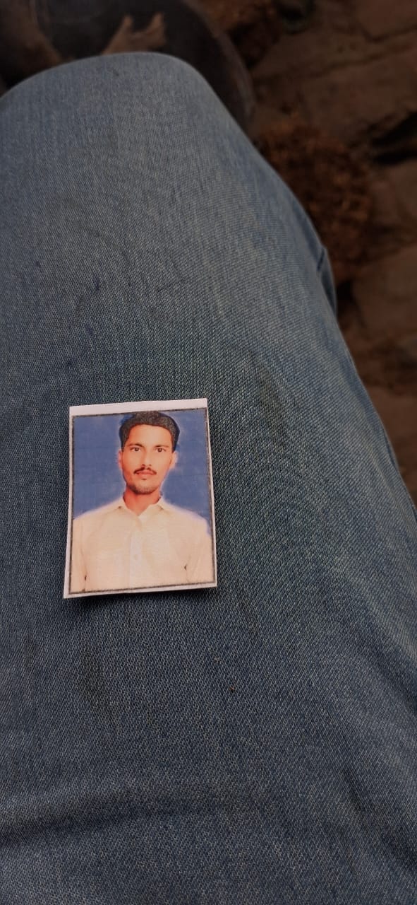 मृतक का शव रखबर मुजरिया थाने के बाहर चौराहे के प्रदर्शन करते ग्रामीण। स्रोत- ग्रामीण