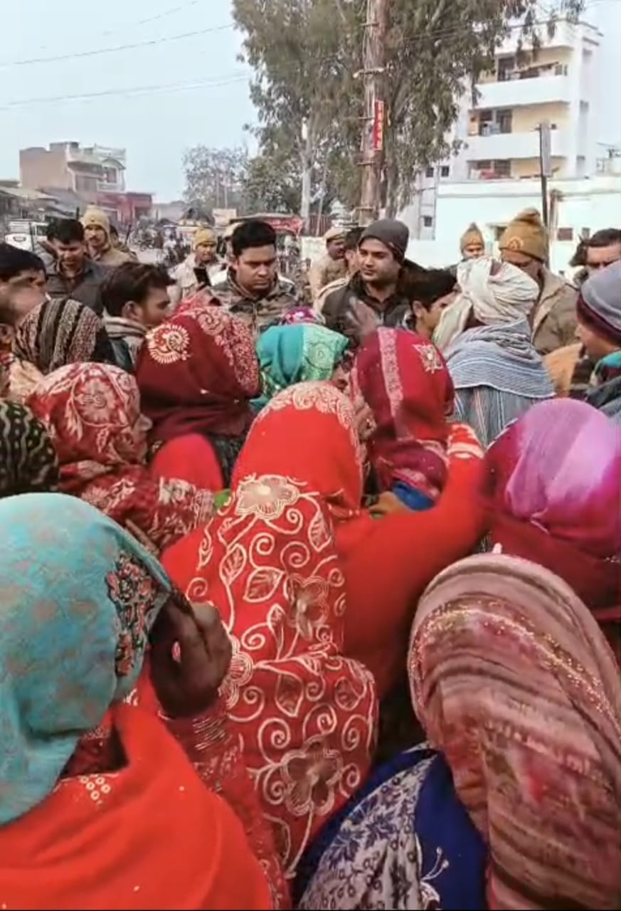मृतक का शव रखबर मुजरिया थाने के बाहर चौराहे के प्रदर्शन करते ग्रामीण। स्रोत- ग्रामीण