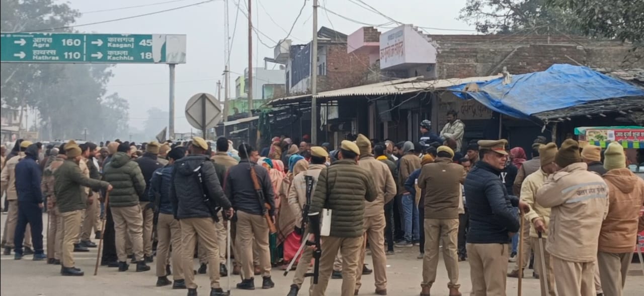 मृतक का शव रखबर मुजरिया थाने के बाहर चौराहे के प्रदर्शन करते ग्रामीण। स्रोत- ग्रामीण