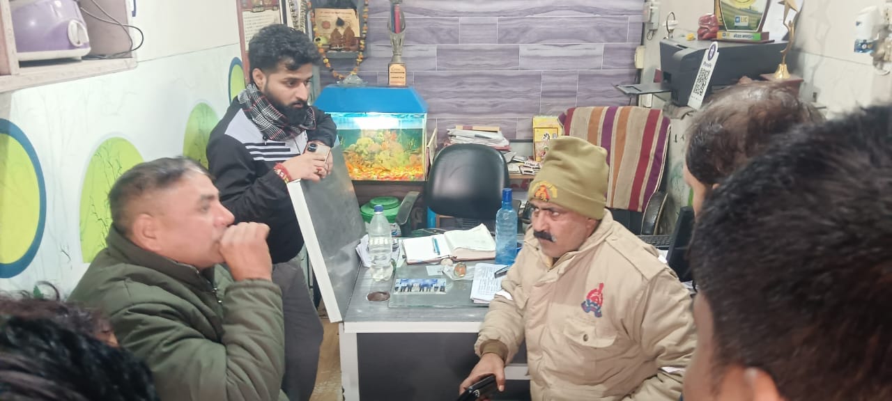 मोदीनगर। प्राइवेट इंश्योंरेंश कार्यालय में चोरी करता चोर। स्रोत: वीडियोग्रैब