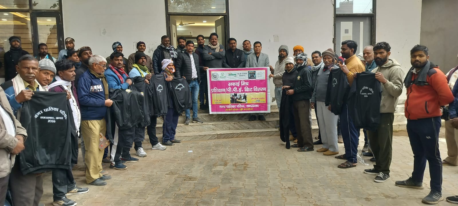 नगर पालिका परिषद में शीतकालीन ड्रेस बताते हुए ओमकारण अवनीश कांत गुप्ता नगर पालिका परिषद में शीतकालीन ड्रेस बताते हुए ओमकारण अवनीश कांत गुप्ता