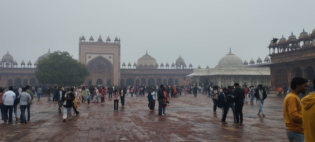 नव वर्ष पर सीकरी स्मारकों में उमड़ा सैलाब फोटो संवाद