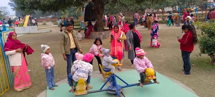प्राचीन पांडेश्वर महादेव के दर्शन करते श्रद्धालु स्रोत संवाद