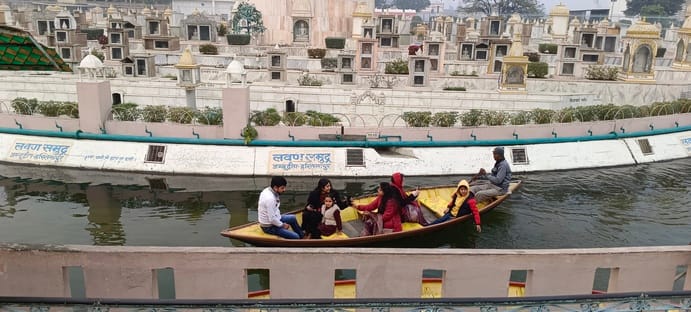 प्राचीन पांडेश्वर महादेव के दर्शन करते श्रद्धालु स्रोत संवाद