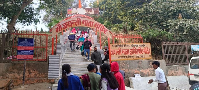 प्राचीन पांडेश्वर महादेव के दर्शन करते श्रद्धालु स्रोत संवाद