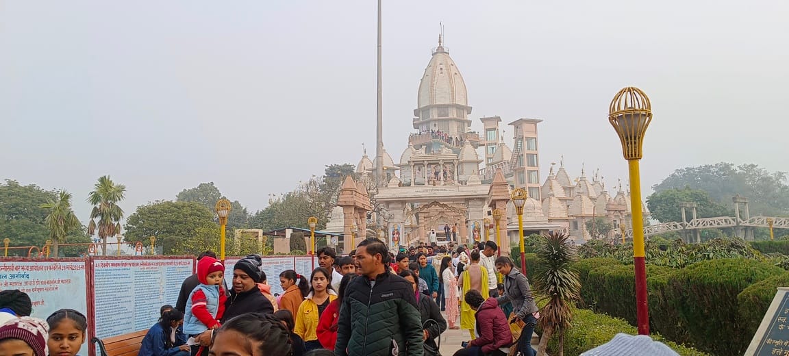 प्राचीन पांडेश्वर महादेव के दर्शन करते श्रद्धालु स्रोत संवाद