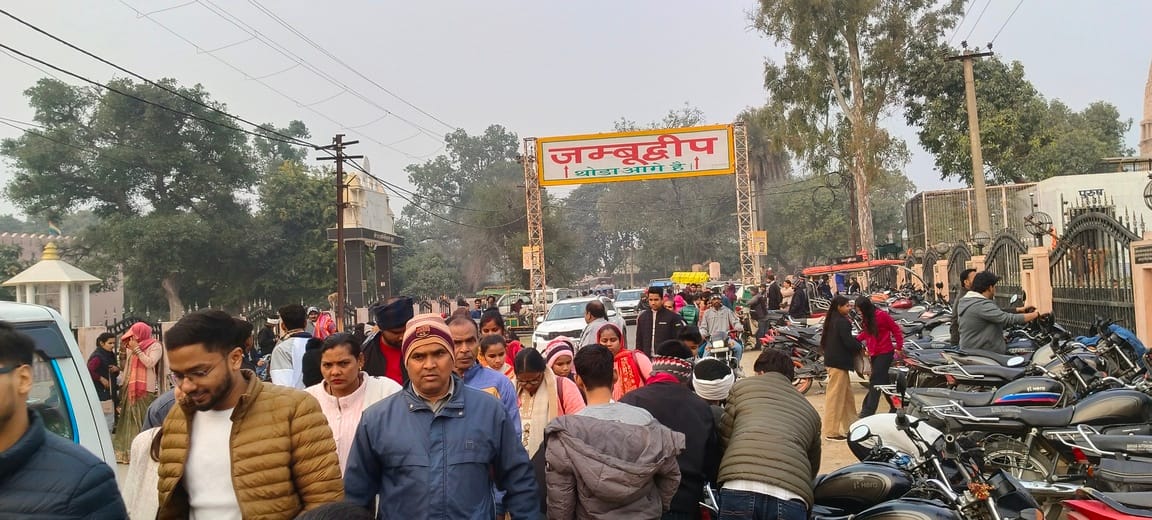 प्राचीन पांडेश्वर महादेव के दर्शन करते श्रद्धालु स्रोत संवाद
