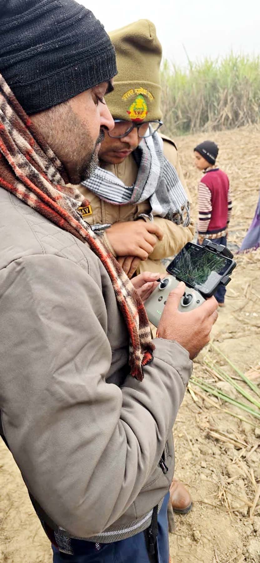प्रतापपुर में गन्ने के खेत में तेंदुए से बचाव को तैनात वनकर्मी। संवाद