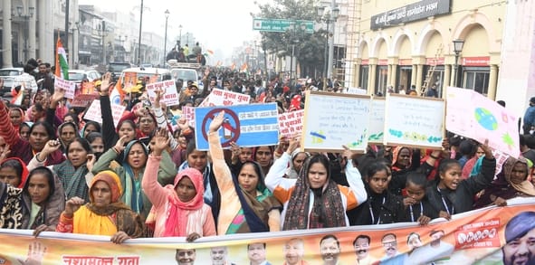 पूर्व केंद्रीय मंत्री कौशल किशोर की अगुवाई में बुधवार को नशे के खिलाफ पदयात्रा निकाली गई। पूर्व केंद्रीय मंत्री कौशल किशोर की अगुवाई में बुधवार को नशे के खिलाफ पदयात्रा निकाली गई।
