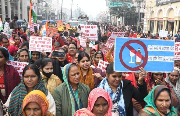 पूर्व केंद्रीय मंत्री कौशल किशोर की अगुवाई में बुधवार को नशे के खिलाफ पदयात्रा निकाली गई। पूर्व केंद्रीय मंत्री कौशल किशोर की अगुवाई में बुधवार को नशे के खिलाफ पदयात्रा निकाली गई।