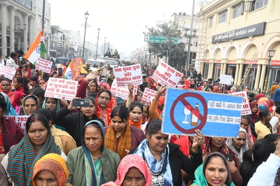 पूर्व केंद्रीय मंत्री कौशल किशोर की अगुवाई में बुधवार को नशे के खिलाफ पदयात्रा निकाली गई। पूर्व केंद्रीय मंत्री कौशल किशोर की अगुवाई में बुधवार को नशे के खिलाफ पदयात्रा निकाली गई।