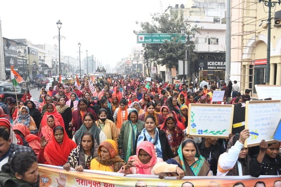 पूर्व केंद्रीय मंत्री कौशल किशोर की अगुवाई में बुधवार को नशे के खिलाफ पदयात्रा निकाली गई। पूर्व केंद्रीय मंत्री कौशल किशोर की अगुवाई में बुधवार को नशे के खिलाफ पदयात्रा निकाली गई।