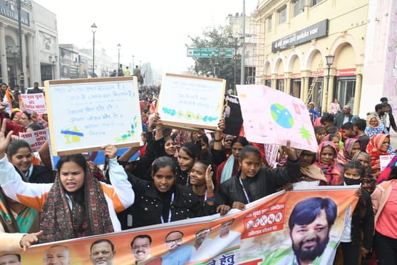 पूर्व केंद्रीय मंत्री कौशल किशोर की अगुवाई में बुधवार को नशे के खिलाफ पदयात्रा निकाली गई। पूर्व केंद्रीय मंत्री कौशल किशोर की अगुवाई में बुधवार को नशे के खिलाफ पदयात्रा निकाली गई।