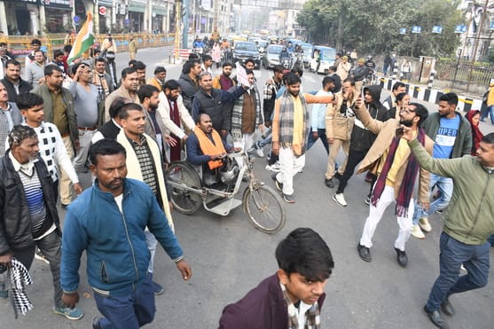 पूर्व केंद्रीय मंत्री कौशल किशोर की अगुवाई में बुधवार को नशे के खिलाफ पदयात्रा निकाली गई। पूर्व केंद्रीय मंत्री कौशल किशोर की अगुवाई में बुधवार को नशे के खिलाफ पदयात्रा निकाली गई।