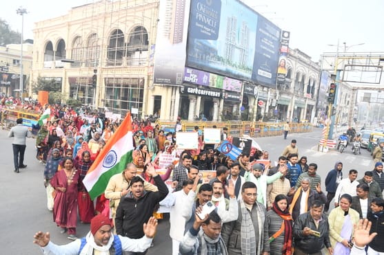 पूर्व केंद्रीय मंत्री कौशल किशोर की अगुवाई में बुधवार को नशे के खिलाफ पदयात्रा निकाली गई। पूर्व केंद्रीय मंत्री कौशल किशोर की अगुवाई में बुधवार को नशे के खिलाफ पदयात्रा निकाली गई।