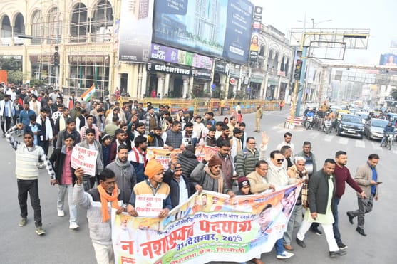 पूर्व केंद्रीय मंत्री कौशल किशोर की अगुवाई में बुधवार को नशे के खिलाफ पदयात्रा निकाली गई। पूर्व केंद्रीय मंत्री कौशल किशोर की अगुवाई में बुधवार को नशे के खिलाफ पदयात्रा निकाली गई।