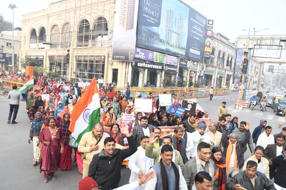 पूर्व केंद्रीय मंत्री कौशल किशोर की अगुवाई में बुधवार को नशे के खिलाफ पदयात्रा निकाली गई। पूर्व केंद्रीय मंत्री कौशल किशोर की अगुवाई में बुधवार को नशे के खिलाफ पदयात्रा निकाली गई।