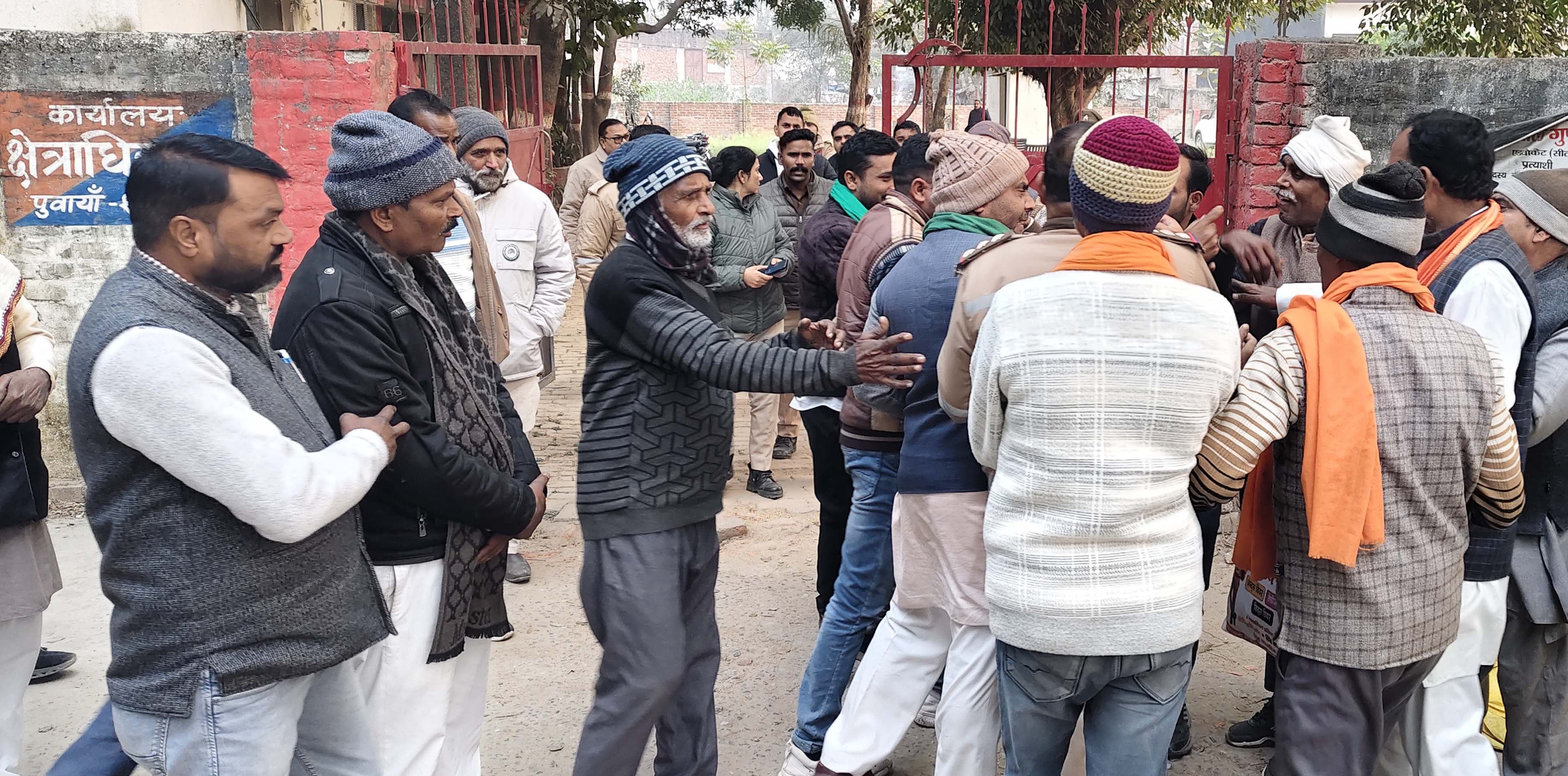 पुवायां में सीओ कार्यालय पर धरने पर बैठे भाकियू चढ़ूनी के कार्यकर्ताओं को समझाते सीओ। संवाद