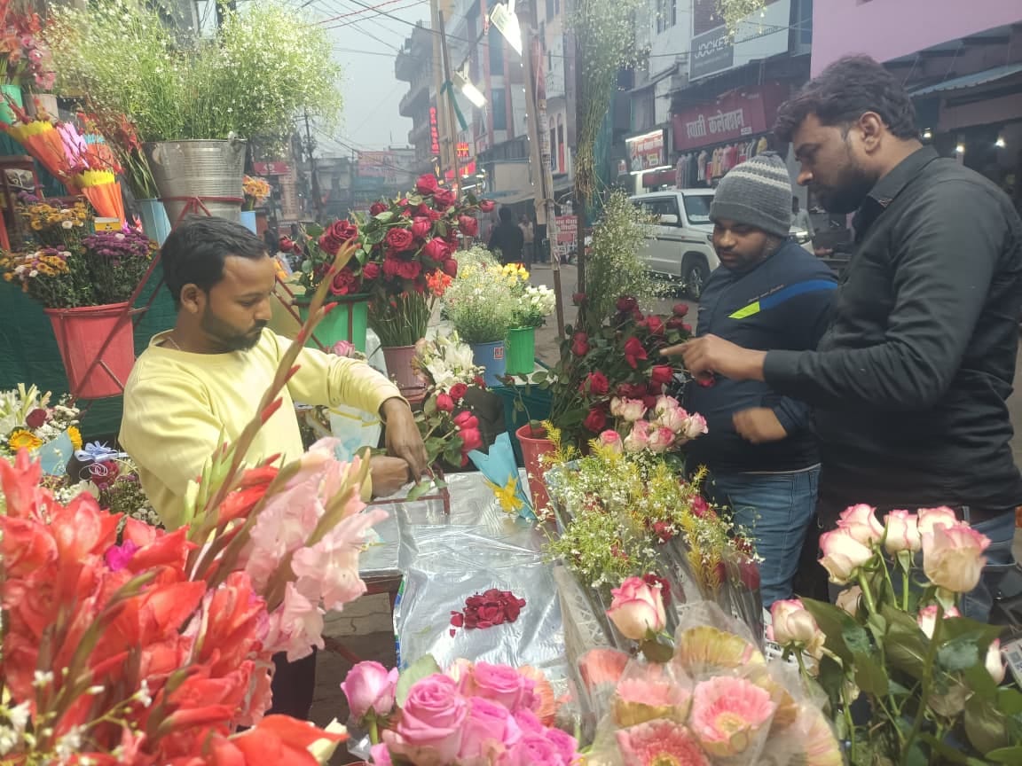 राज महल में आयोजित कार्यक्रम में जश्न मनाते युवा। संवाद