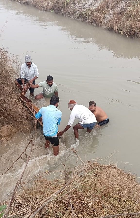 रजबाहा कटने से डूबी फसल।