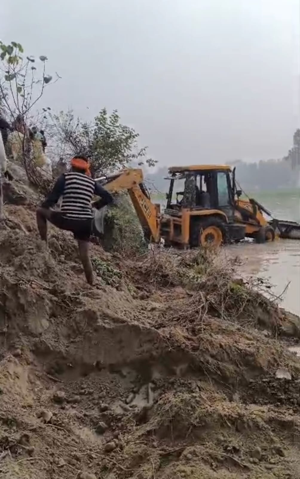 रजबाहा कटने से डूबी फसल।