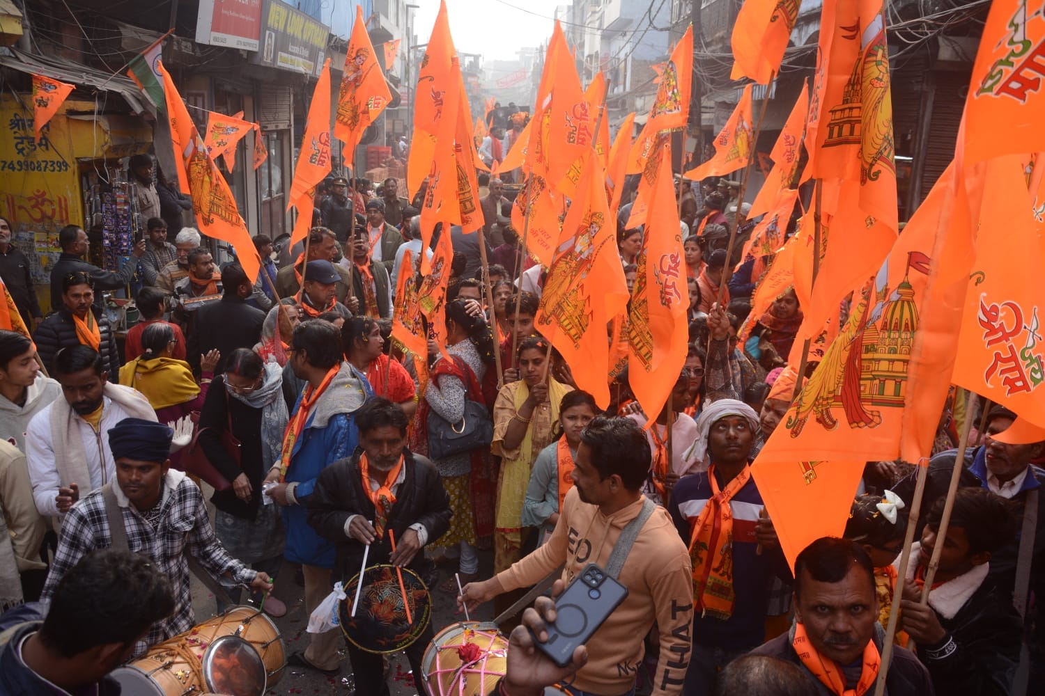 राजेंद्रनगर स्थित राष्ट्रीय स्वयंसेवक संघ के कार्यालय भारती भवन से निकाली गई  शोभायात्रा में शा