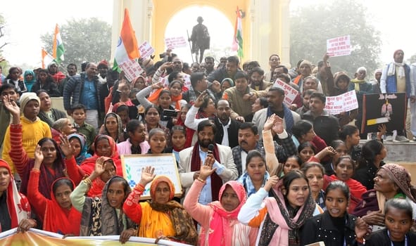राजेंद्रनगर स्थित राष्ट्रीय स्वयंसेवक संघ के कार्यालय भारती भवन से निकाली गई  शोभायात्रा में शा