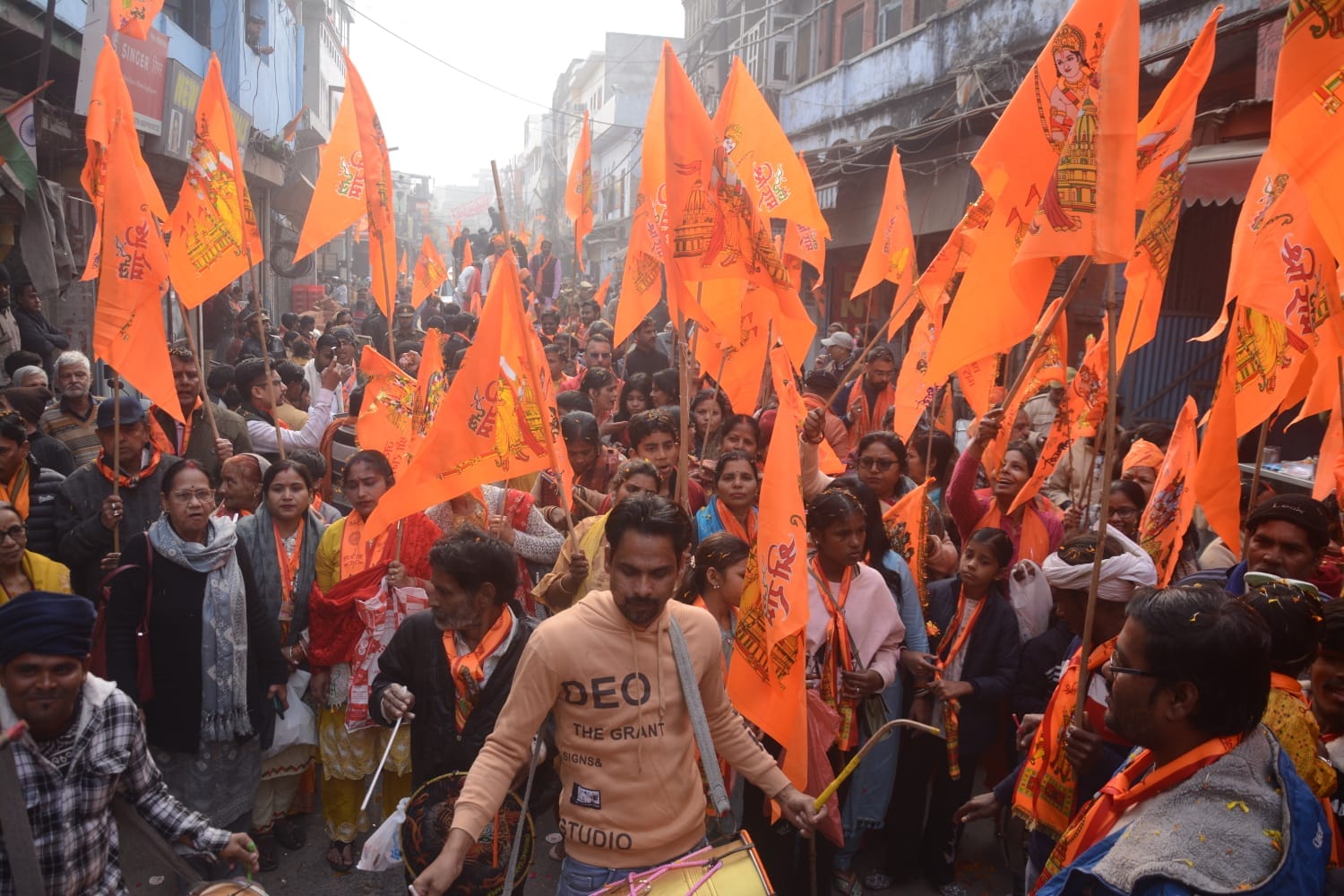 राजेंद्रनगर स्थित राष्ट्रीय स्वयंसेवक संघ के कार्यालय भारती भवन से निकाली गई  शोभायात्रा में शा