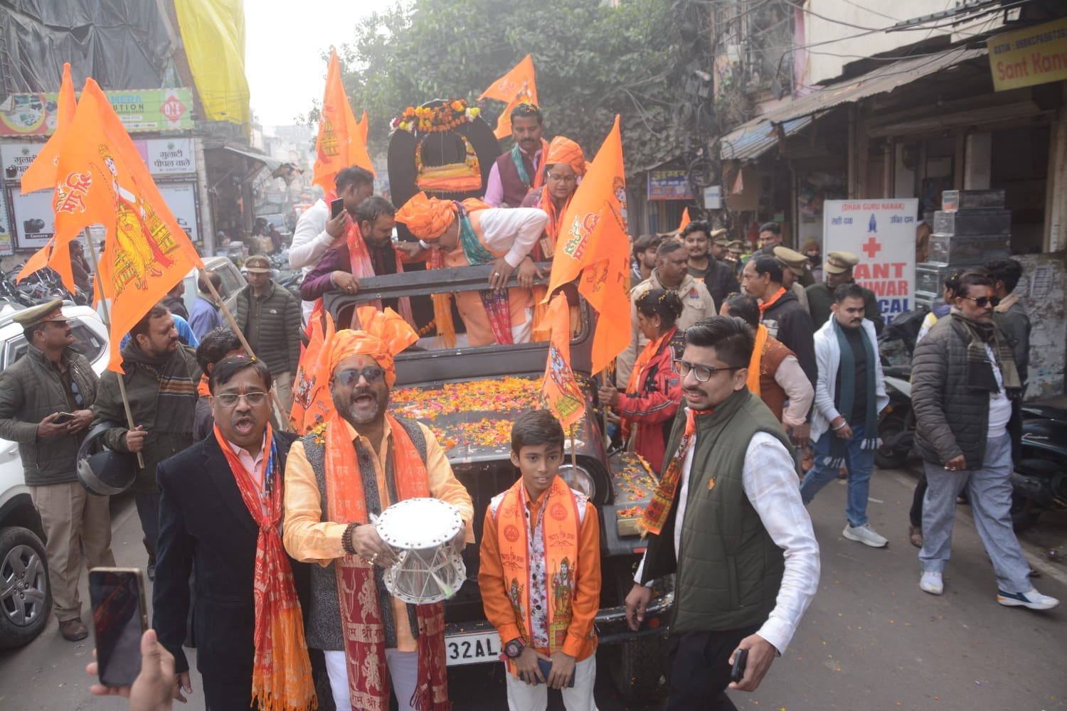 राजेंद्रनगर स्थित राष्ट्रीय स्वयंसेवक संघ के कार्यालय भारती भवन से निकाली गई  शोभायात्रा में शा