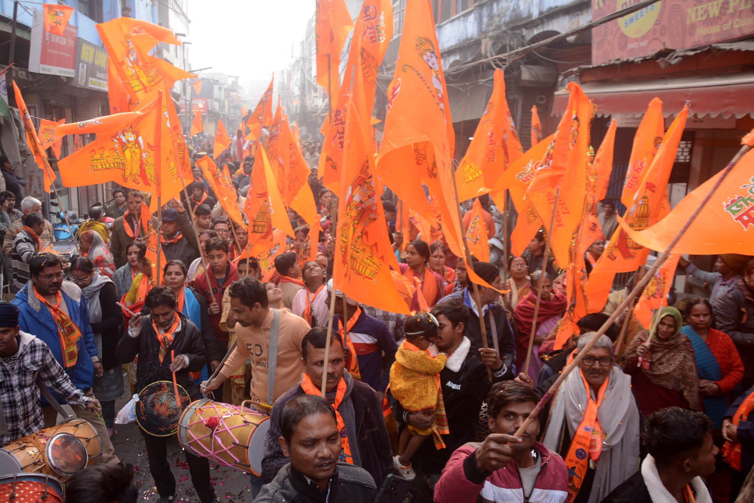 राजेंद्रनगर स्थित राष्ट्रीय स्वयंसेवक संघ के कार्यालय भारती भवन से निकाली गई  शोभायात्रा में शा