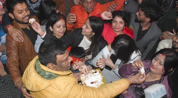 राजधानी में नए वर्ष का जश्न मनाते लोग।