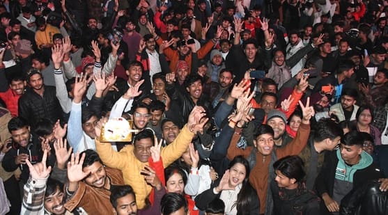 राजधानी में नए वर्ष का जश्न मनाते लोग।
